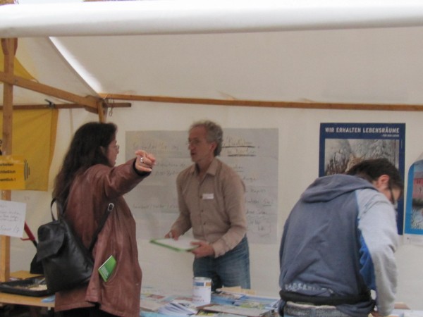 Rolf Satzger (Mitte) im Gespräch mit einer Bürgerin. Rolf Satzger (Mitte) im Gespräch mit einer Bürgerin.